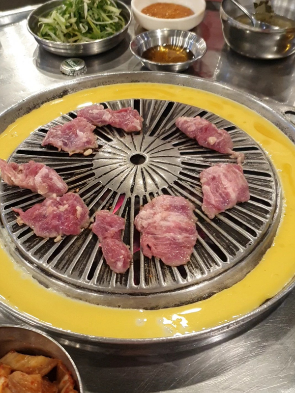 불판에-부은-계란물