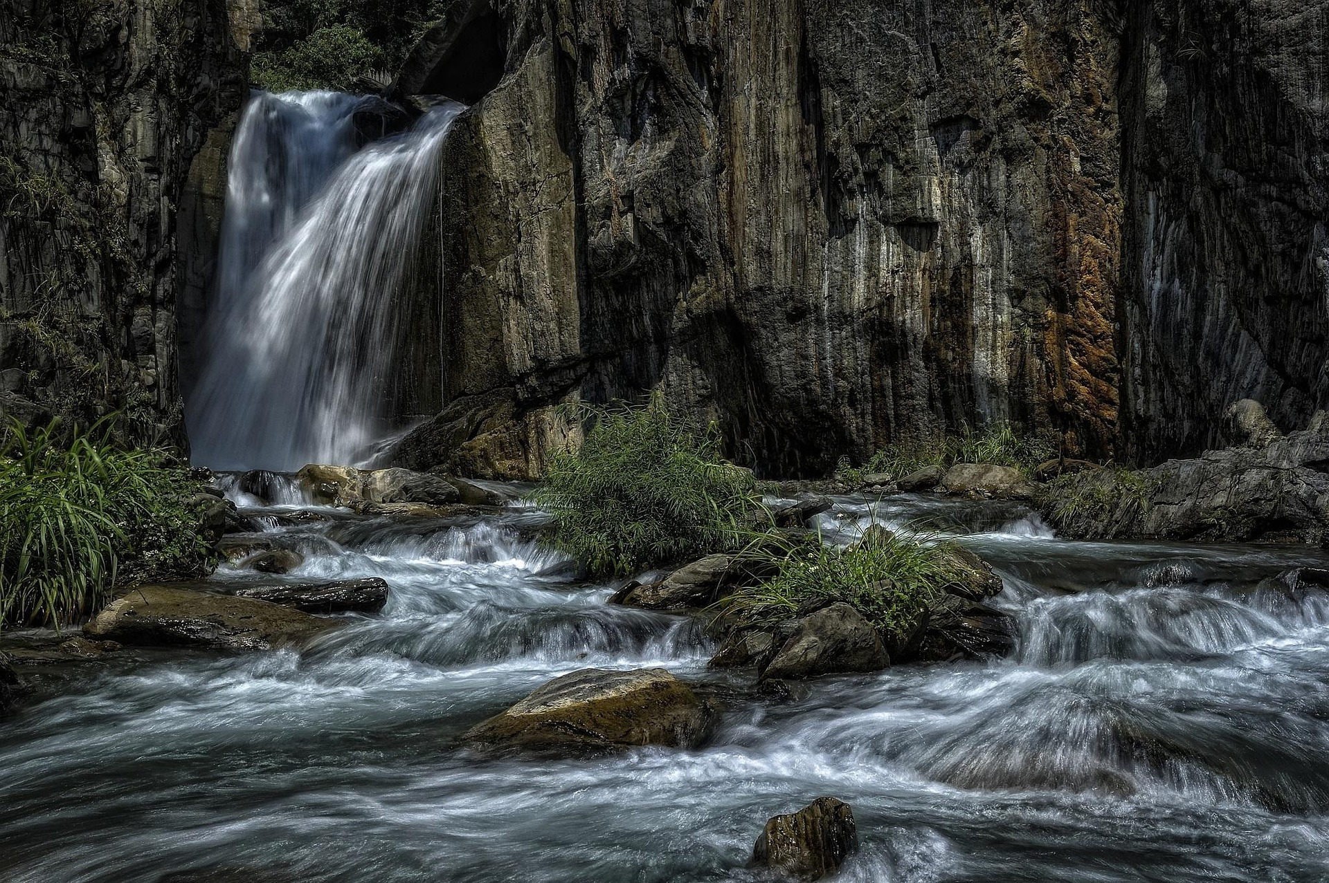 폭포수가 흐르는 사진