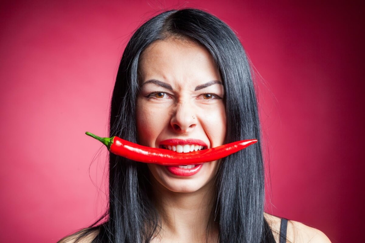 매운맛을-느끼는-여성