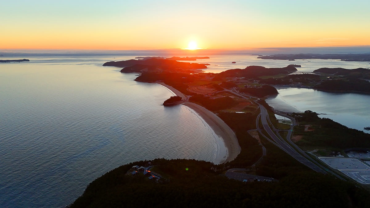 황금빛 낙조 뷰의 원산도자연휴양림 모습