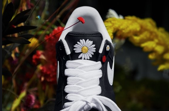 피스마이너스원 로고 의미 꽃 데이지 피마원 포스