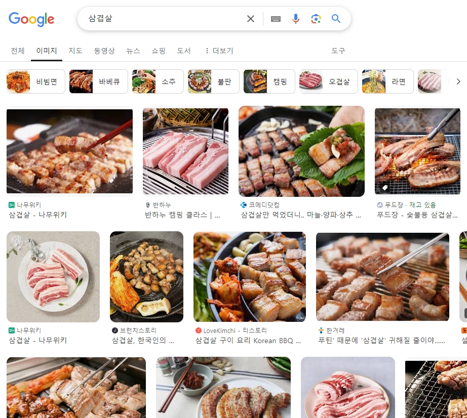 가정용 주방 저울을 이용해 식재료의 무게를 정확하게 달아보는 모습