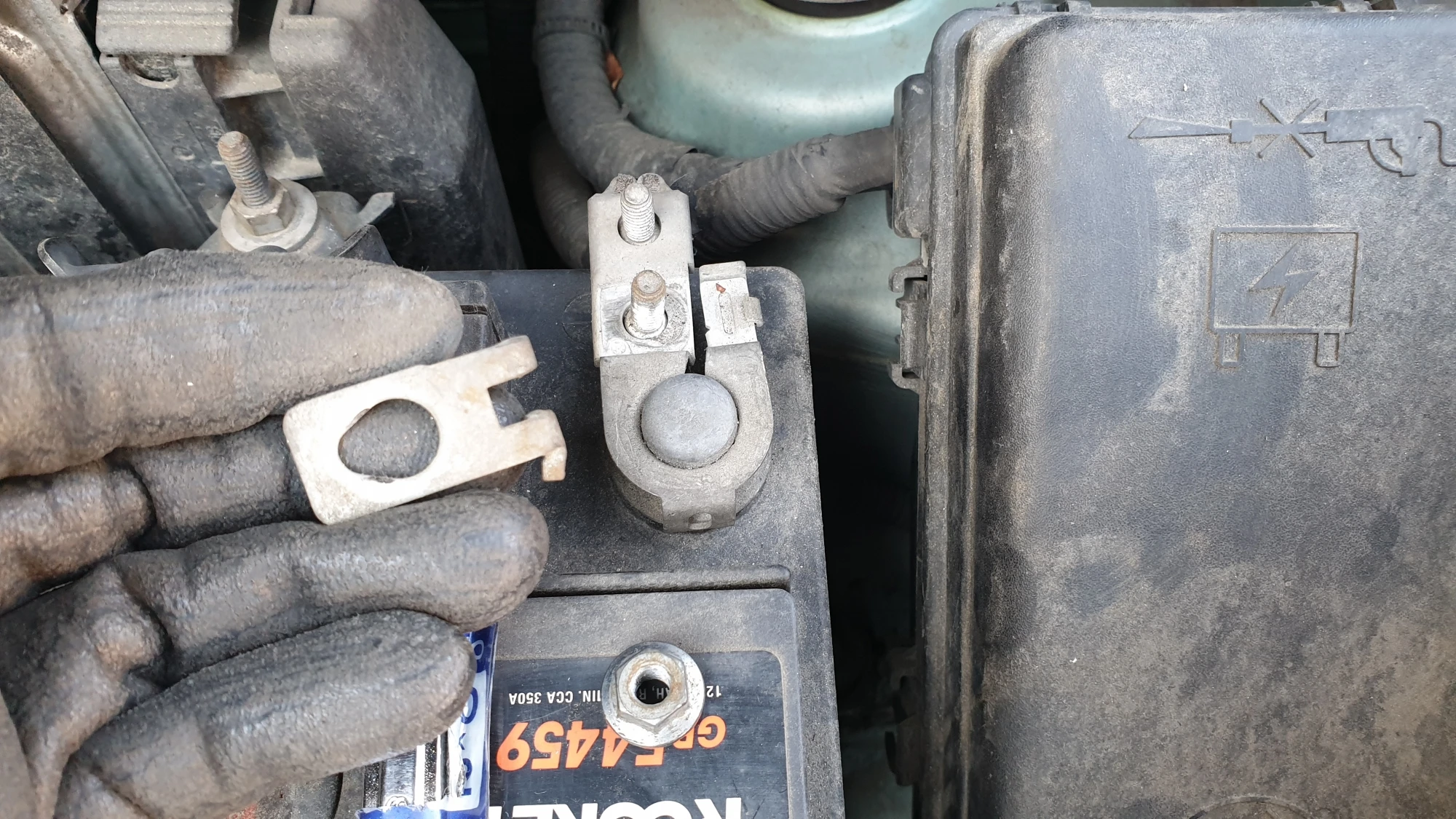 브래킷 고정 부품