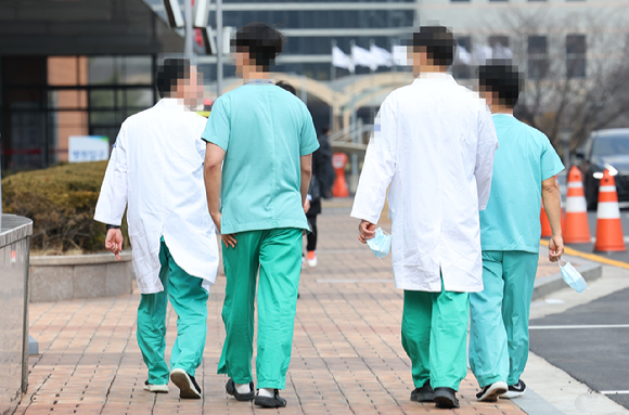 정부가 대한의사협회 지도부 2명에 대해 의사 면허정지 행정처분에 관한 사전통지서를 발송한 것으로 전해졌다. 사진은 본 기사와 무관한 이미지로 서울 한 대학병원에서 이동하는 의료진. [사진=뉴시스]