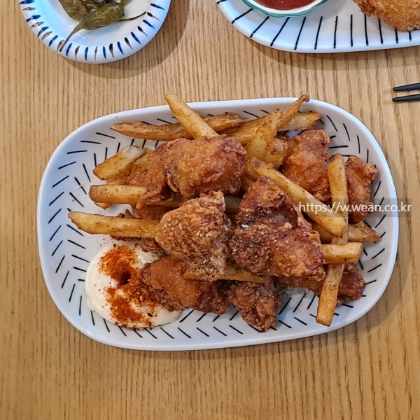 치킨가라아게가 놓여 있어요.