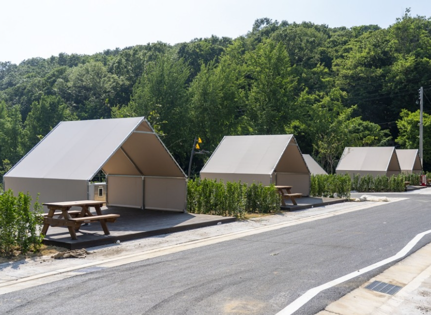 ▲ 아늑하고 깔끔했던 글램핑 사이트의 모습. 나무들이 우거져 그늘도 충분했어요