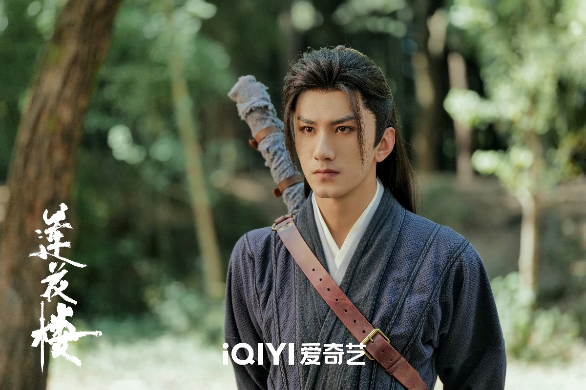 뒷짐지고-쳐다보는-적비성-초순요-연화루