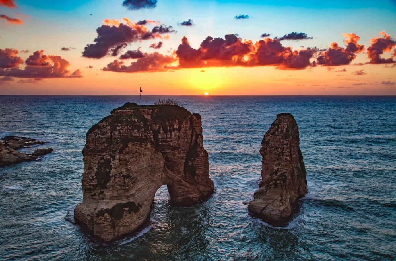 레바논 해안 바위 사진