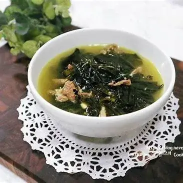깊은 맛을 내는 육수로 만든 미역국