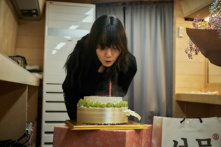 2025 영화 &amp;#39;바이러스&amp;#39; 리뷰 : 감염되면 사랑에 빠지는 독특한 로맨스