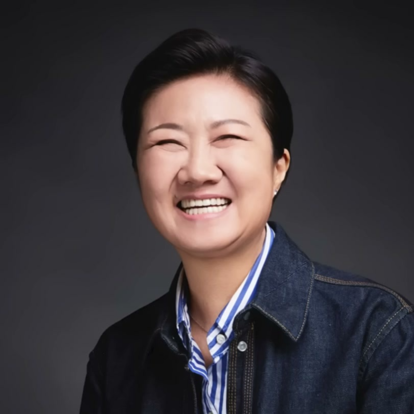 검정 배경 앞에서 환하게 웃고 있는 우정욱 셰프의 상반신 인물 사진.