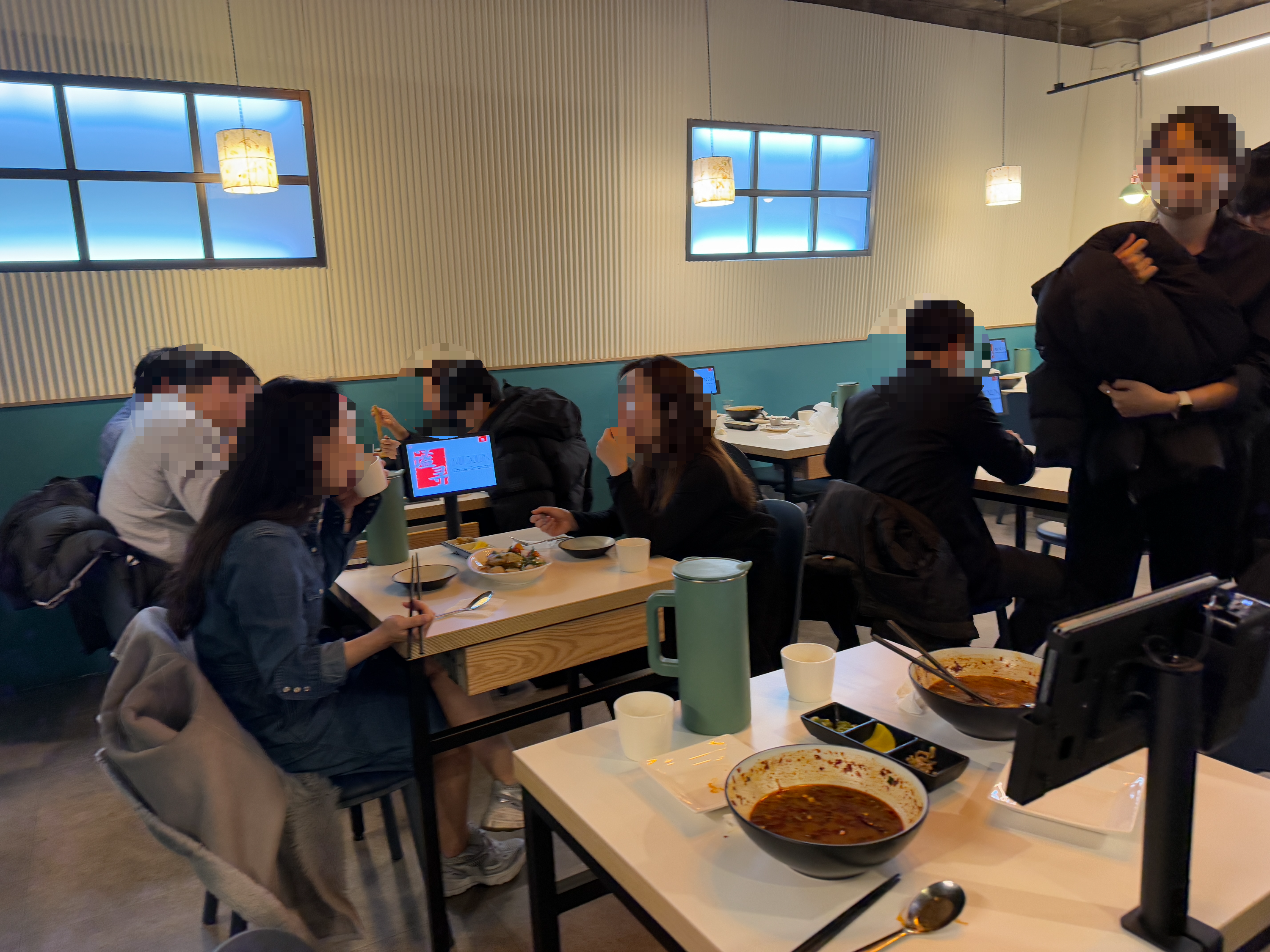 입식 테이블로 구성된 미슌의 내부 . 홀공간