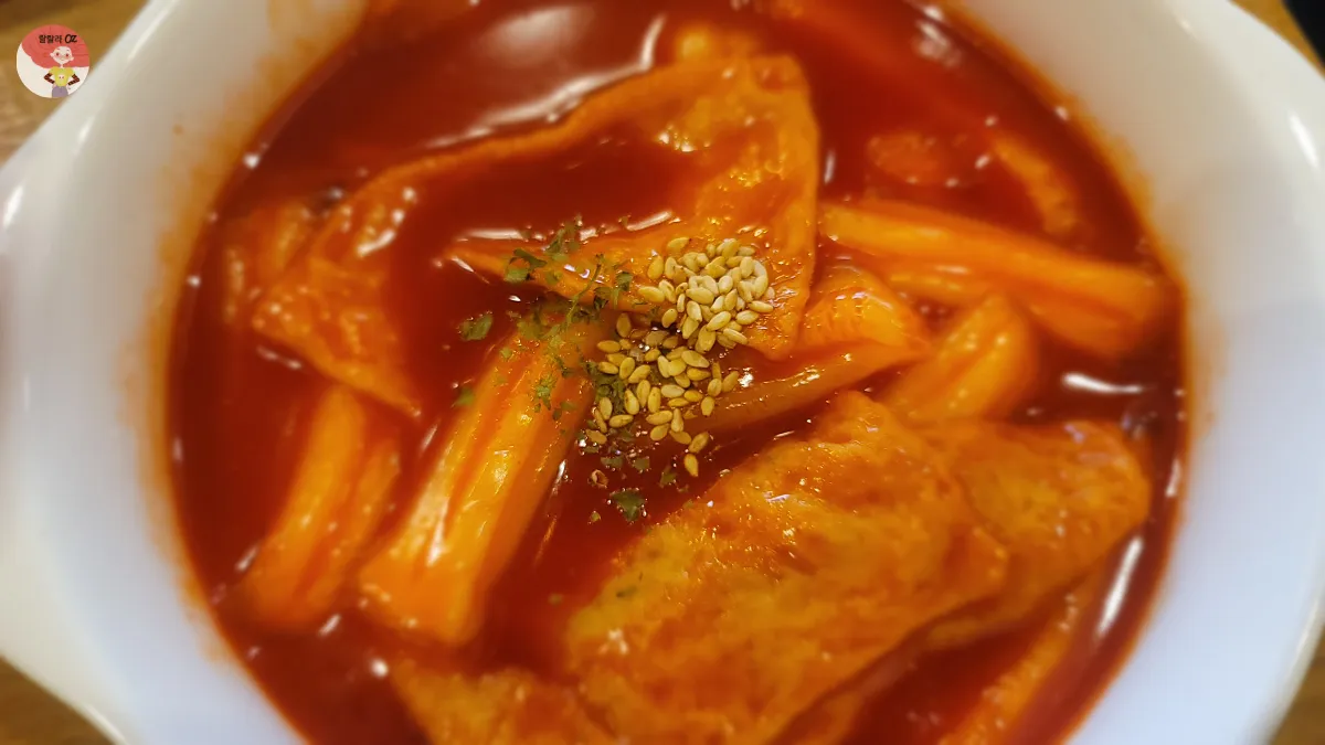 컴포즈커피-푸드-쫄깃분모자떡볶이-그릇에-담긴-모습