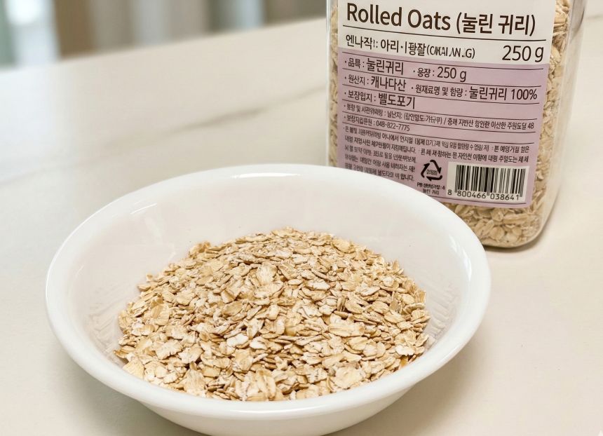 하얀 그릇에 담긴 100% 롤드오트(눌린 귀리)와 원재료명이 표기된 오트밀 제품 패키지