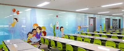 학교 급식실에 디지털 그래픽 칼라 유리가 시공된 사진