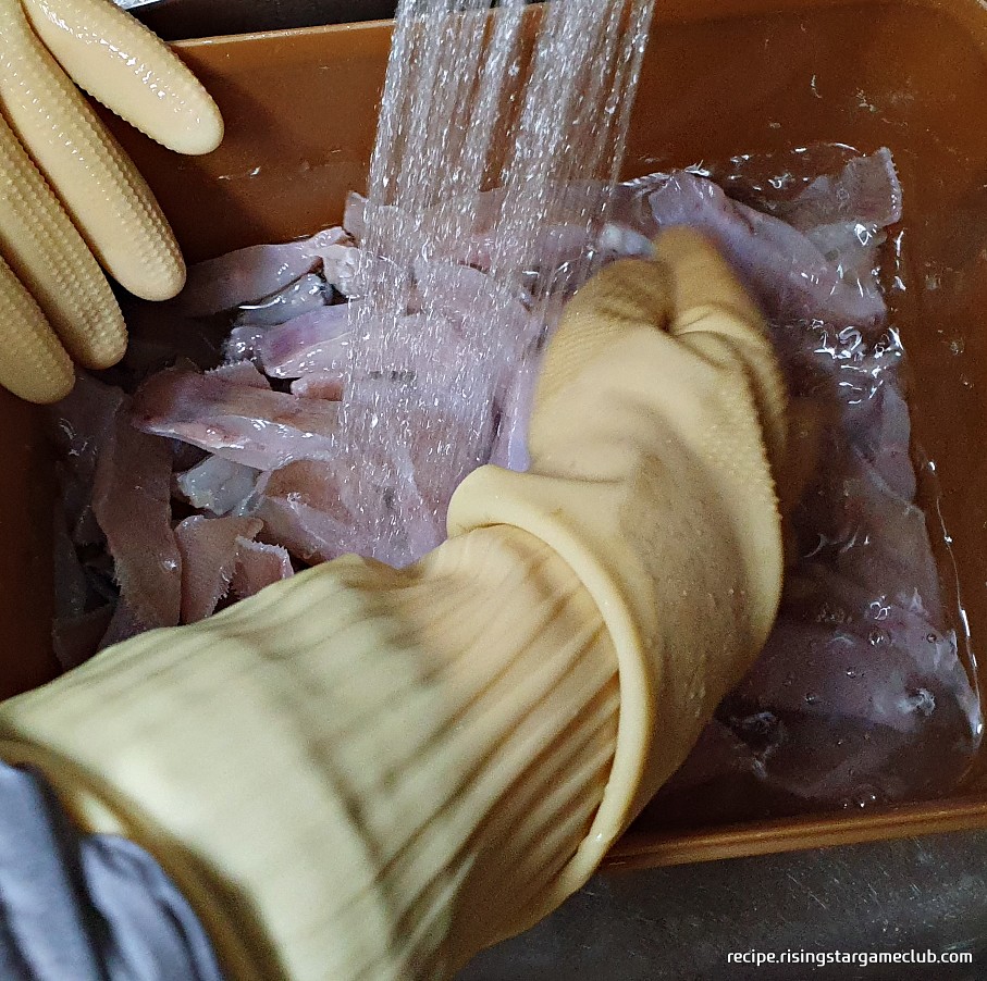 절여진 가자미를 물에 씻는 사진