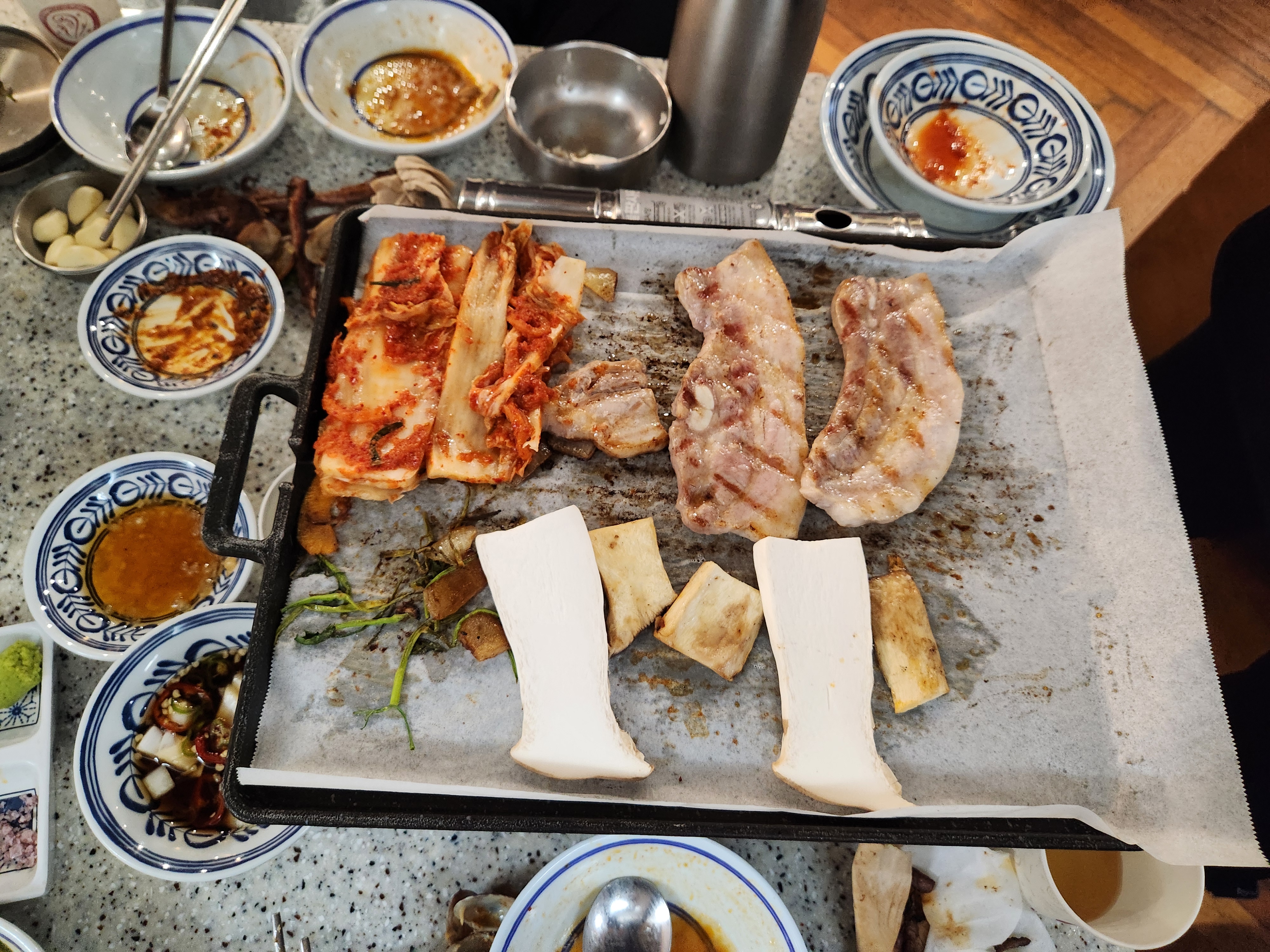 불판 위에 삼겹살