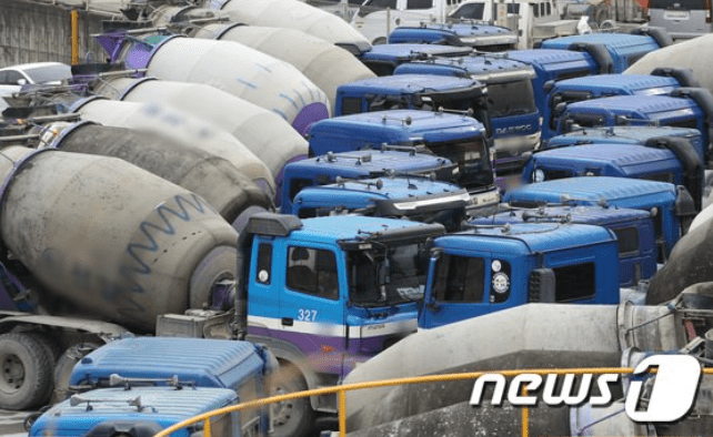 화물연대-파업으로-주차되어-있는-화물-트럭