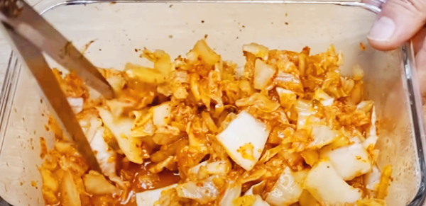 가위로 김치 잘라