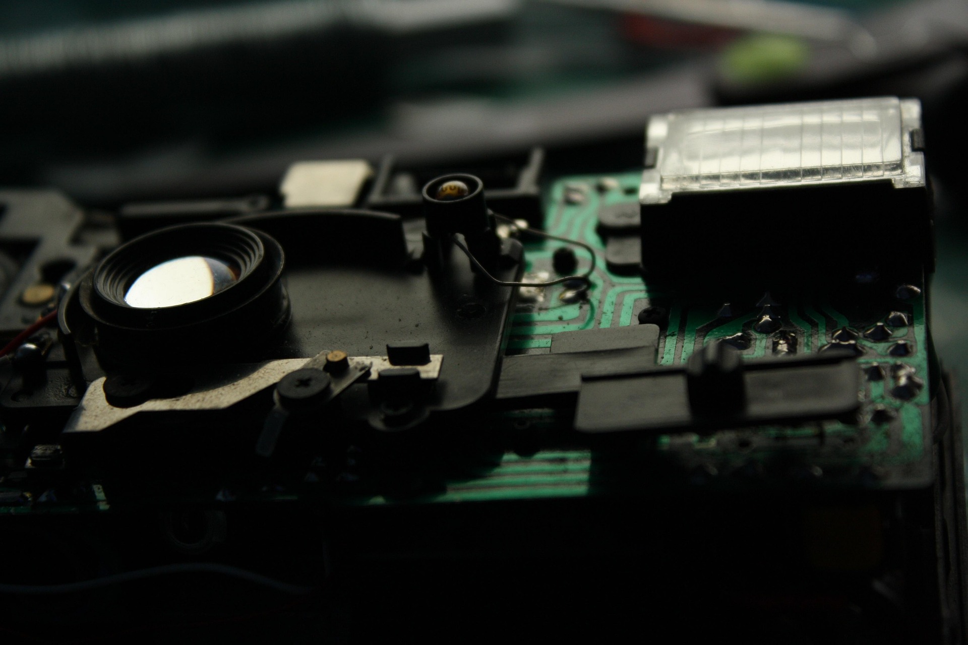 NAND 메모리 사이클 회복이 SNDK 실적에 미치는 레버리지 효과를 분석한다. 가격 반등, 고정비 구조, 데이터센터 수요 확대가 어떻게 이익 증폭과 밸류에이션 재평가로 이어지는지를 설명한다.