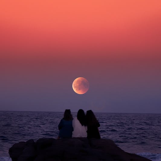 친구-3명에서-달을-관찰하고-있는-모습