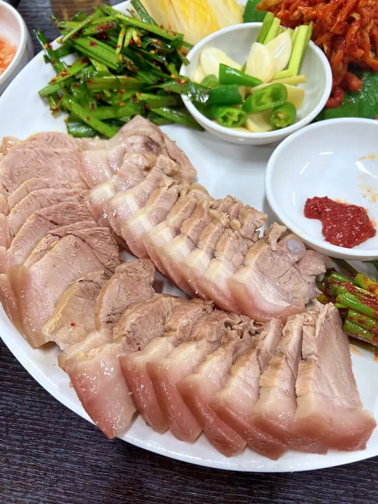 줄서는식당 돼지와 소의 8가지 부위 삶은 수육 제복쟁반, 자가제만 메밀면 직접 짠 들기름 막국수 맛있는 술집 강남역 맛집 소개