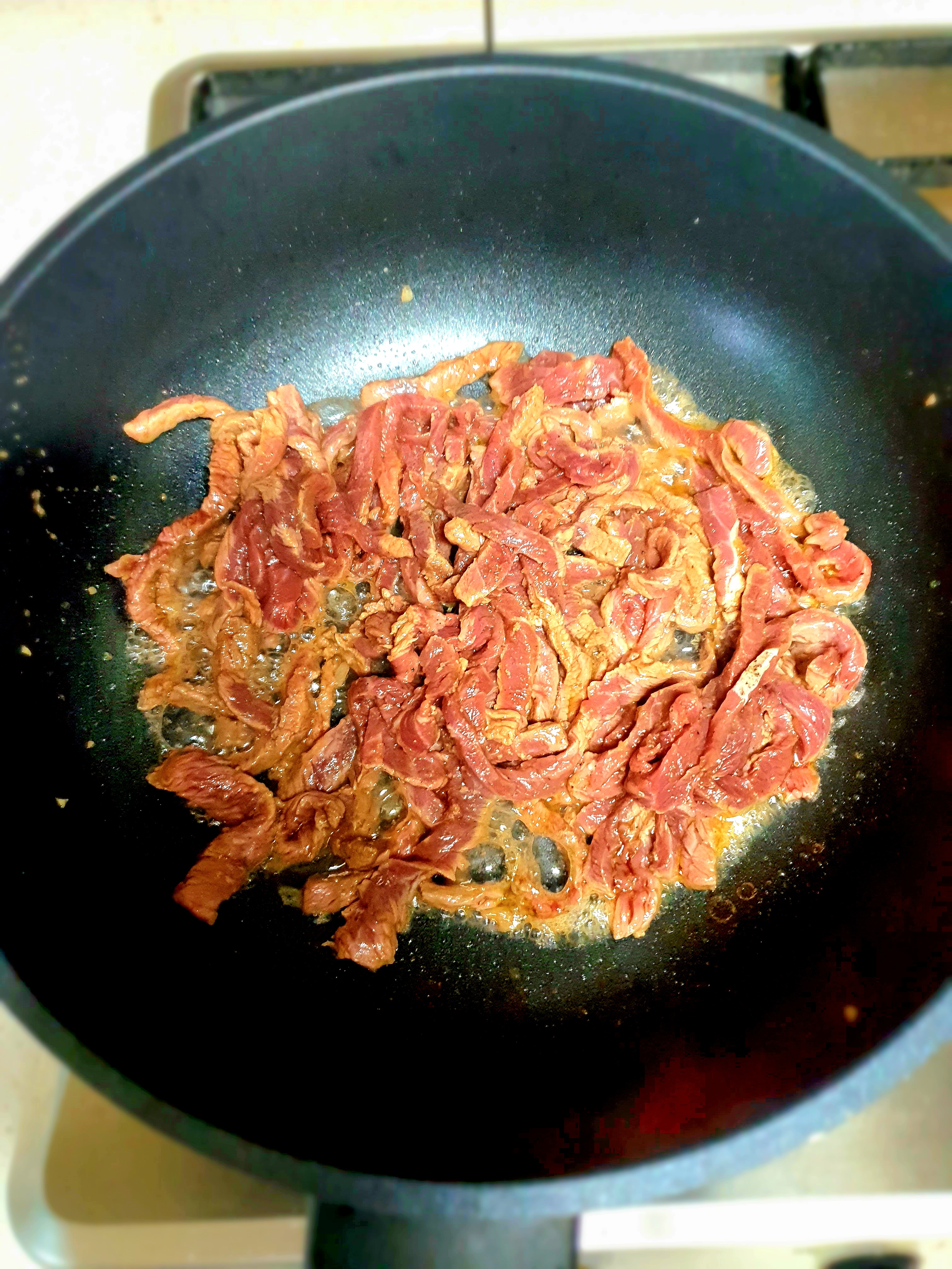 소고기를-제일-먼저-볶습니다.