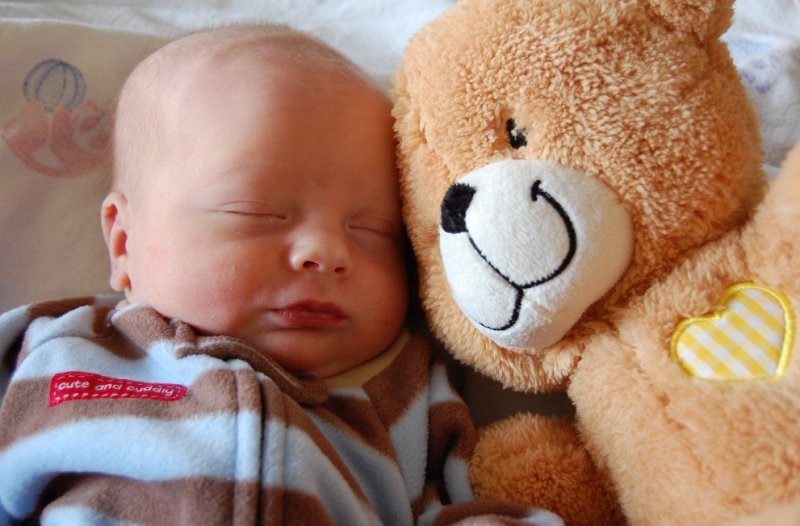 신생아 아기 기저귀 갈아줄 때 주의할 점