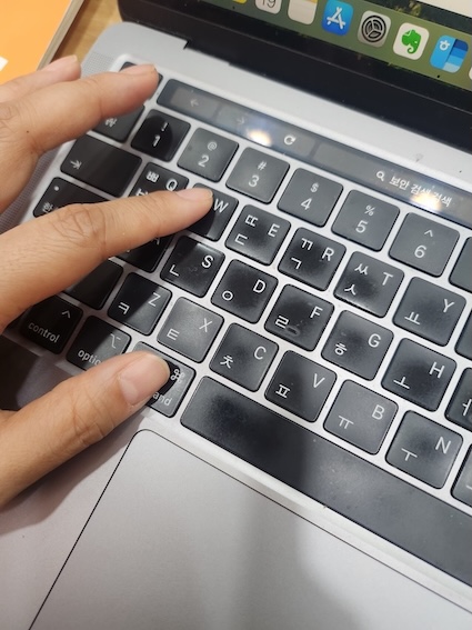 맥북 단축키 Command + W를 눌러 현재창 닫기를 진행하고 있는 모습