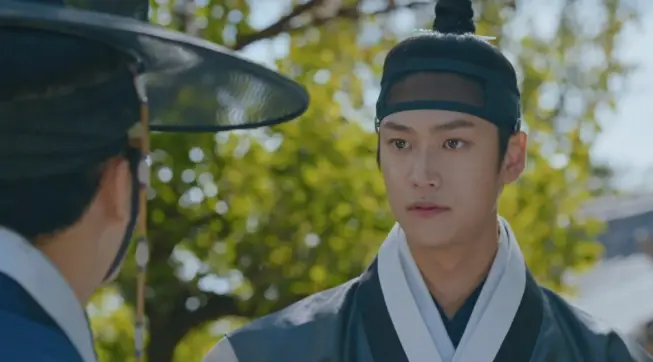 ๋๋ผ๋ง ์ฒ ์ธ์ํ์์ ๊น์์ฉ์ ํฅํ ์ฐ๋ชจ์ ๊ถ๋ ฅ์์ ๋๋ฌ๋ด๋ ๊น๋ณ์ธ ์ญ์ ๋์ธ์ฐ์ ๊ฐ๋ ฌํ ๋๋น ์ฐ๊ธฐ-01