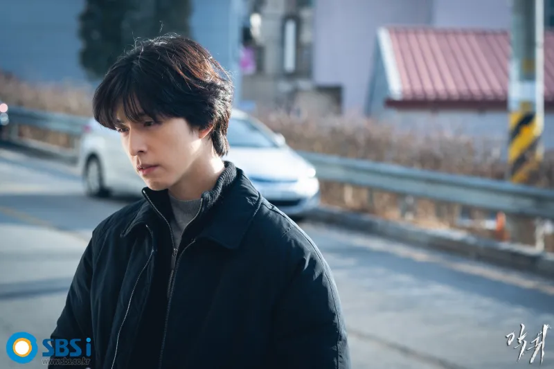 어느 한 도로에서 어딘가를 지긋이 바라보고 있는 이홍새