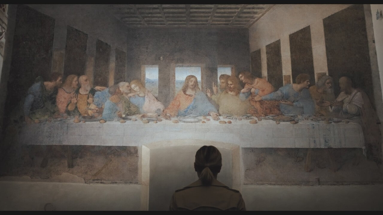 영화 속 한 장면인 레오나르도 다빈치의 최후의 만찬 작품을 올려다보는 사람