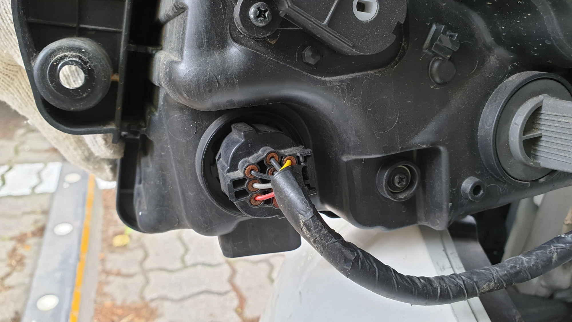 헤드라이트 전원 잭 끼운 모습