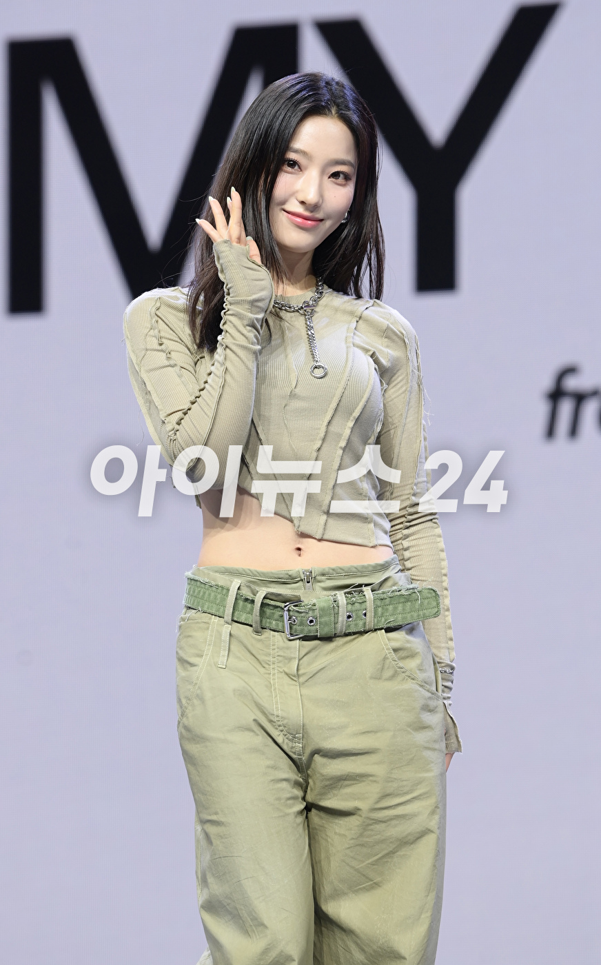 그룹 프로미스나인 이새롬이 5일 오후 서울 광진구 예스24 라이브홀에서 진행된 프로미스나인(fromis_9) 첫 번째 정규앨범 &#39;언락 마이 월드(Unlock My World)&#39; 발매 기념 쇼케이스에 참석하고 있다. [사진=정소희 기자]