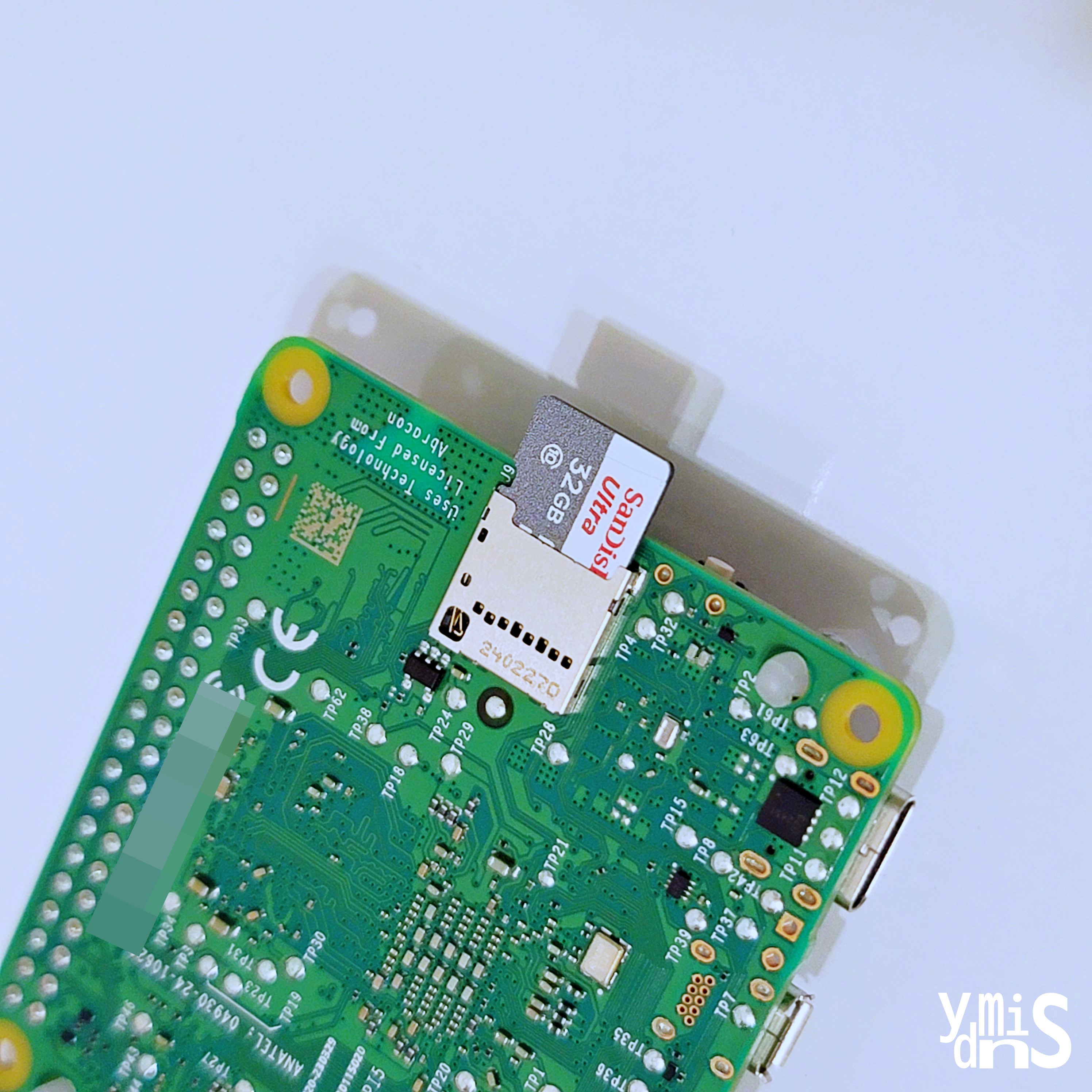 Personla Server Build - Raspberry Pi 초기 세팅 - 라즈베리파이에 SD 카드를 장착하고 있는 모습이다.