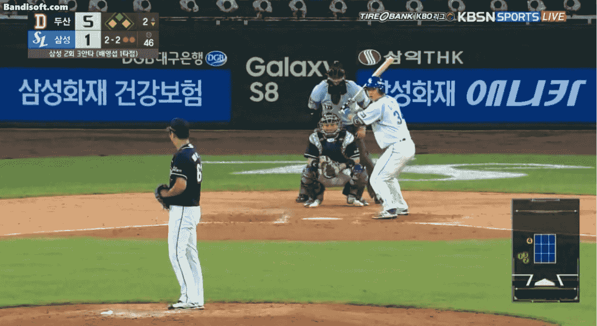 투수 마운드 공 낙구로 인한 보크 판정 (두산 함덕주)