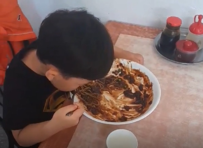 어린 아이가 짜장면을 먹고 있는 모습