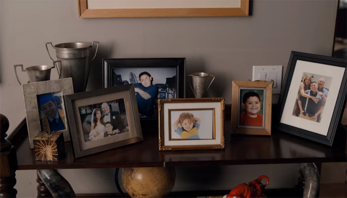 탁자에-놓인-모패가족-어린시절-사진2