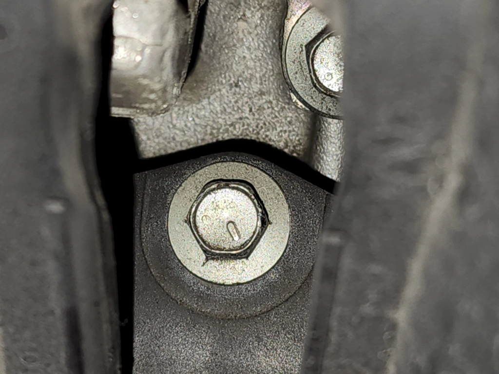 매니폴드 안쪽에 숨겨진 볼트의 모습