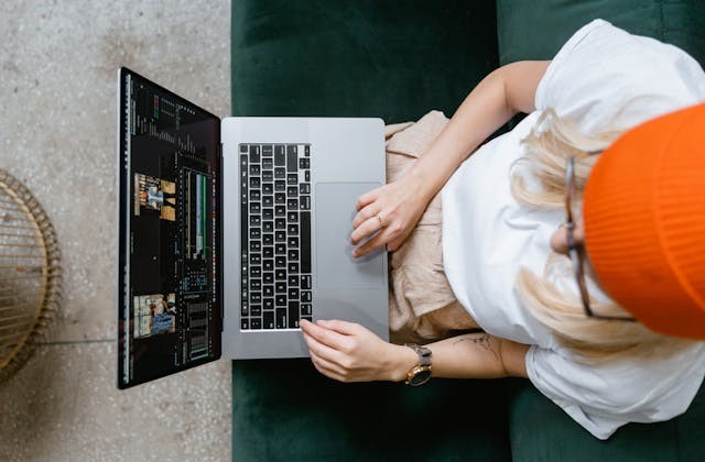 노트북 사용중인 사람