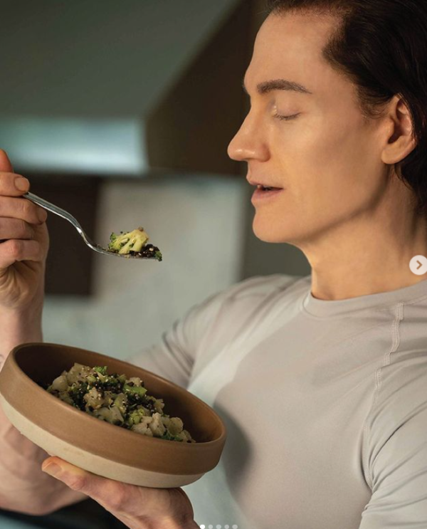 자신이 개발한 수퍼베지를 먹고있는 브라이언 존슨