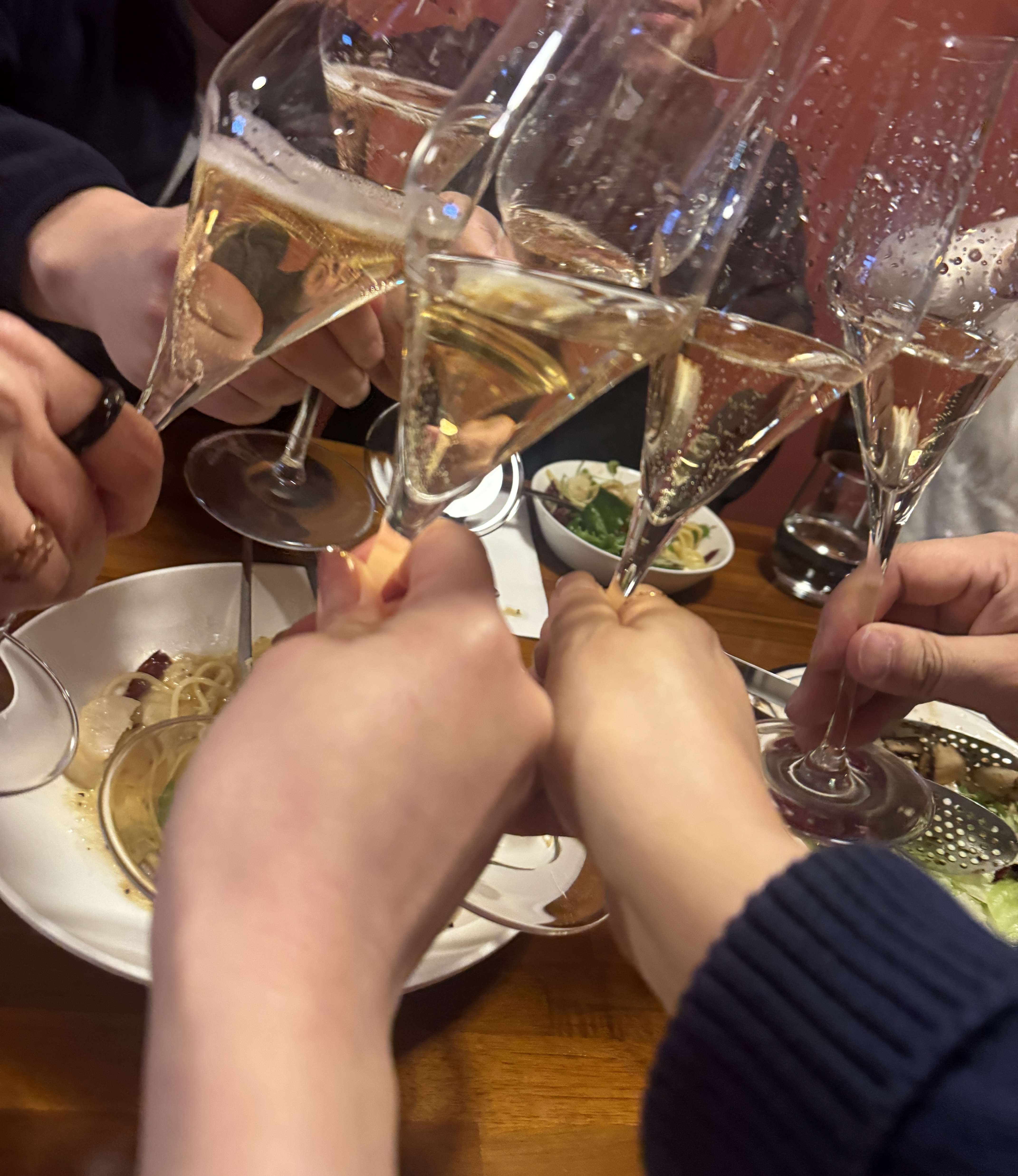 생활소믈리에 기수 송년회에서 샴페인으로 건배하는 성수 와인 모임