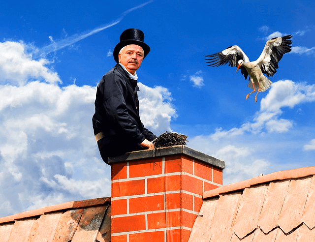 붉은 벽돌로 만들어진 굴뚝 안에 다리를 넣고 정면을 보는 노인이 있다. 굴뚝청소부다. 파란 하늘엔 백로가 서성인다.
