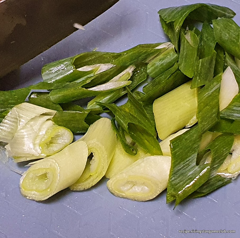 두부조림에 들어갈 대파를 손질하는 사진