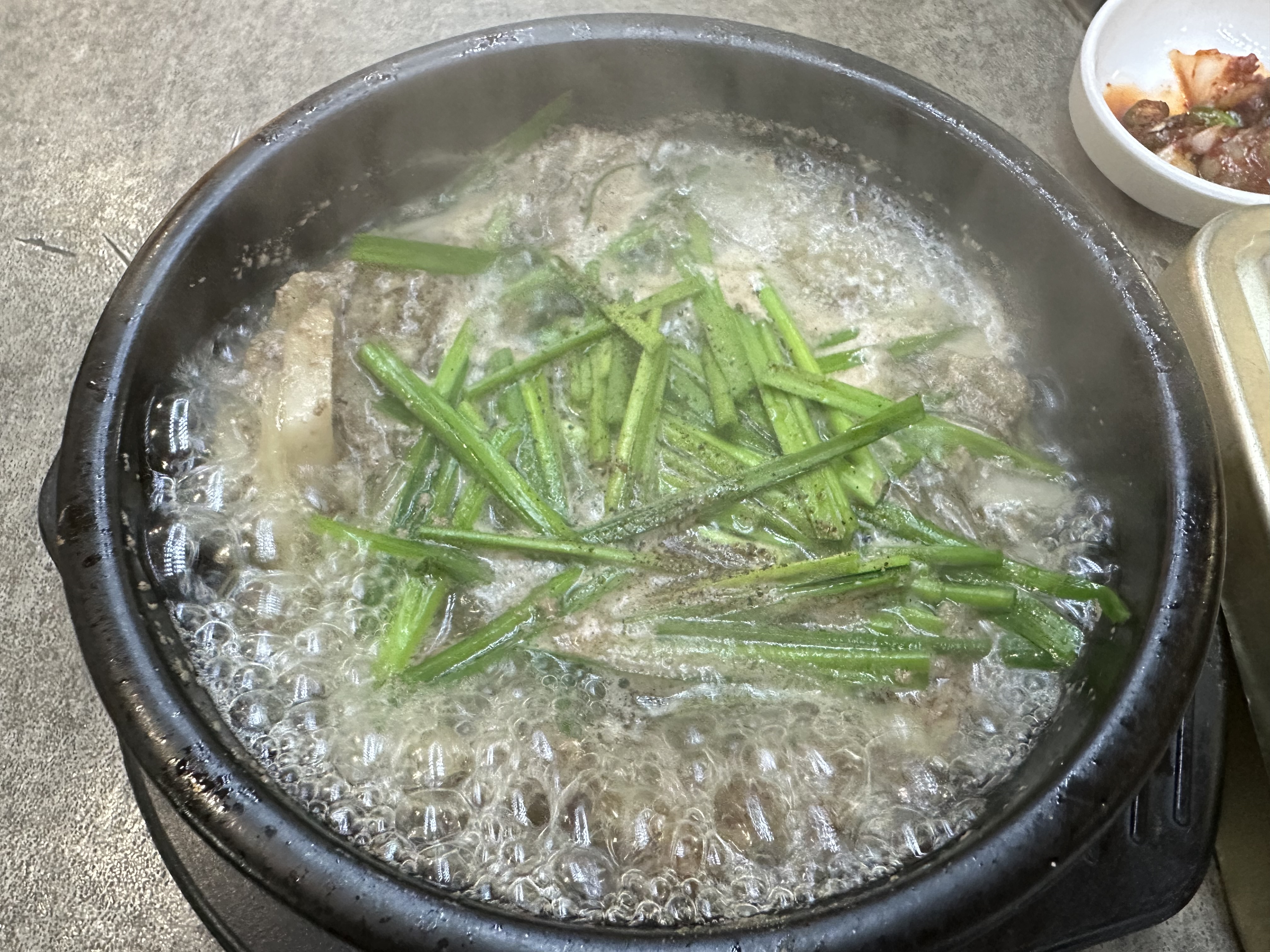 뚝닭 or 뚝불 뭐먹지?(서울 용산 삼각지 맛집 솔뫼, 점심 한식 밥집 맛집, 뚝배기 닭볶음탕, 뚝배기 불고기, 반찬 푸짐, 떡볶이 반찬, 도시락밥, 계란후라이 서비스, 저녁엔 전집, 완전 추천, 닭도리탕)