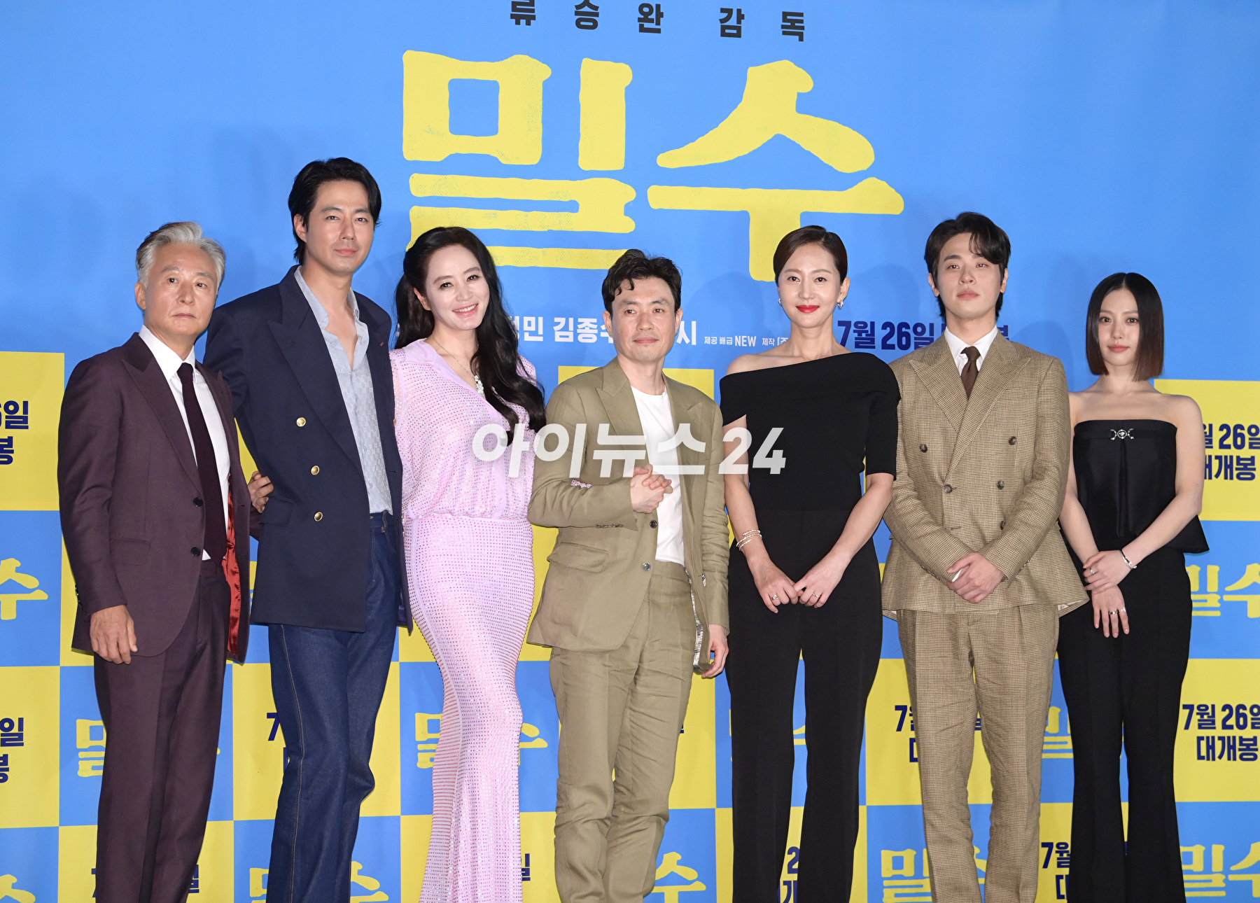 (왼쪽부터)배우 김종수-조인성-김혜수-류승완 감독-배우 염정아-박정민-고민시가 18일 오후 서울 CGV용산아이파크몰에서 열린 영화 '밀수'(감독 류승완) 언론시사회에 참석하고 있다. [사진=정소희 기자]