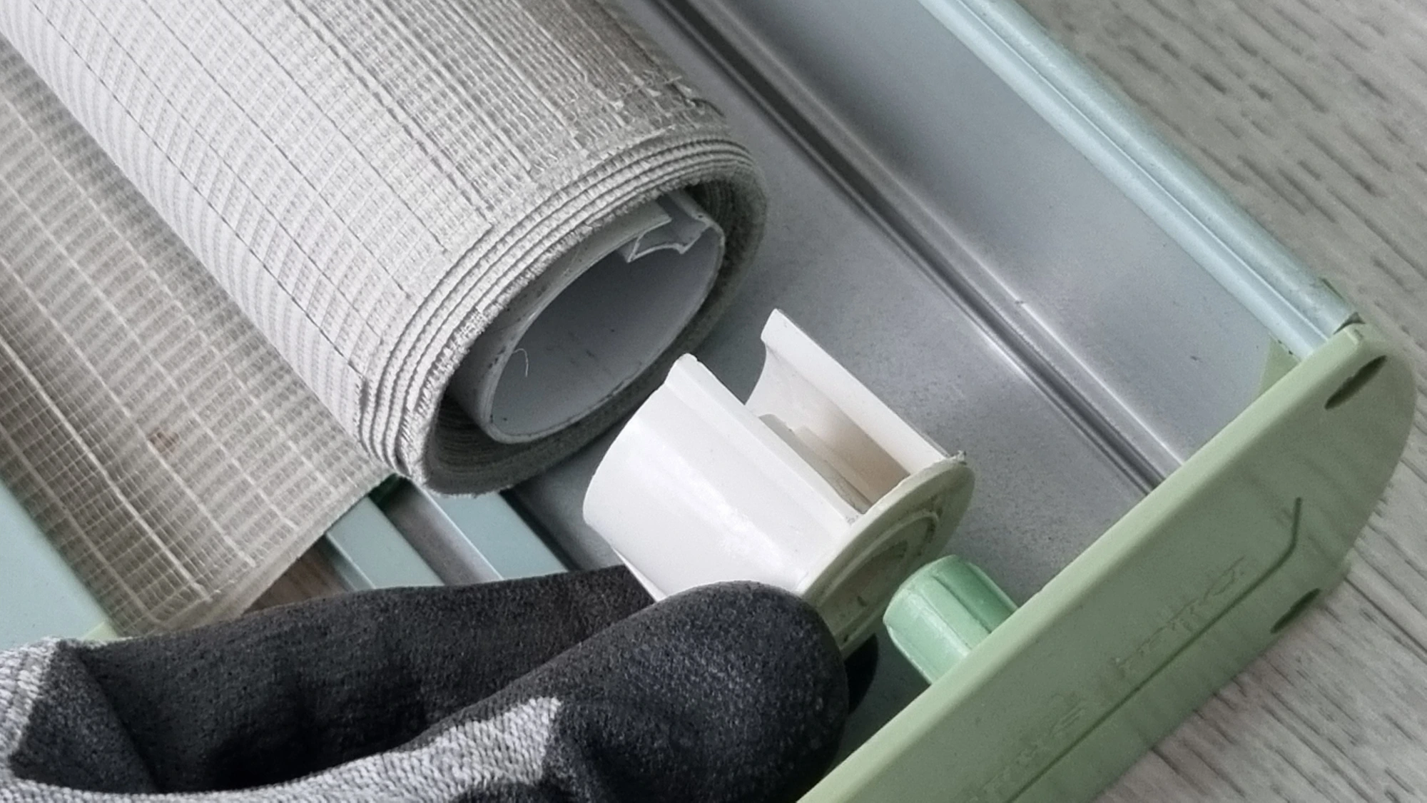 롤스크린 블라인드 봉 마감 부품 뺀 모습