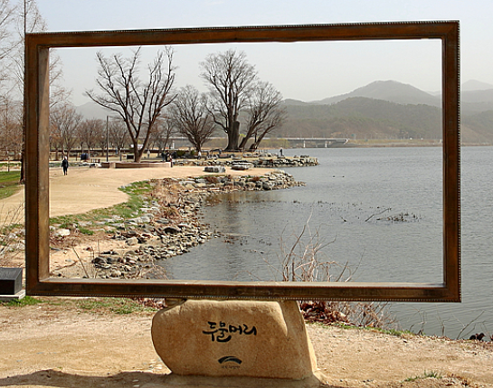 주말 봄 나들이 봄꽃 명소 - 양평 두물머리 이미지 (호수 강조 컷)