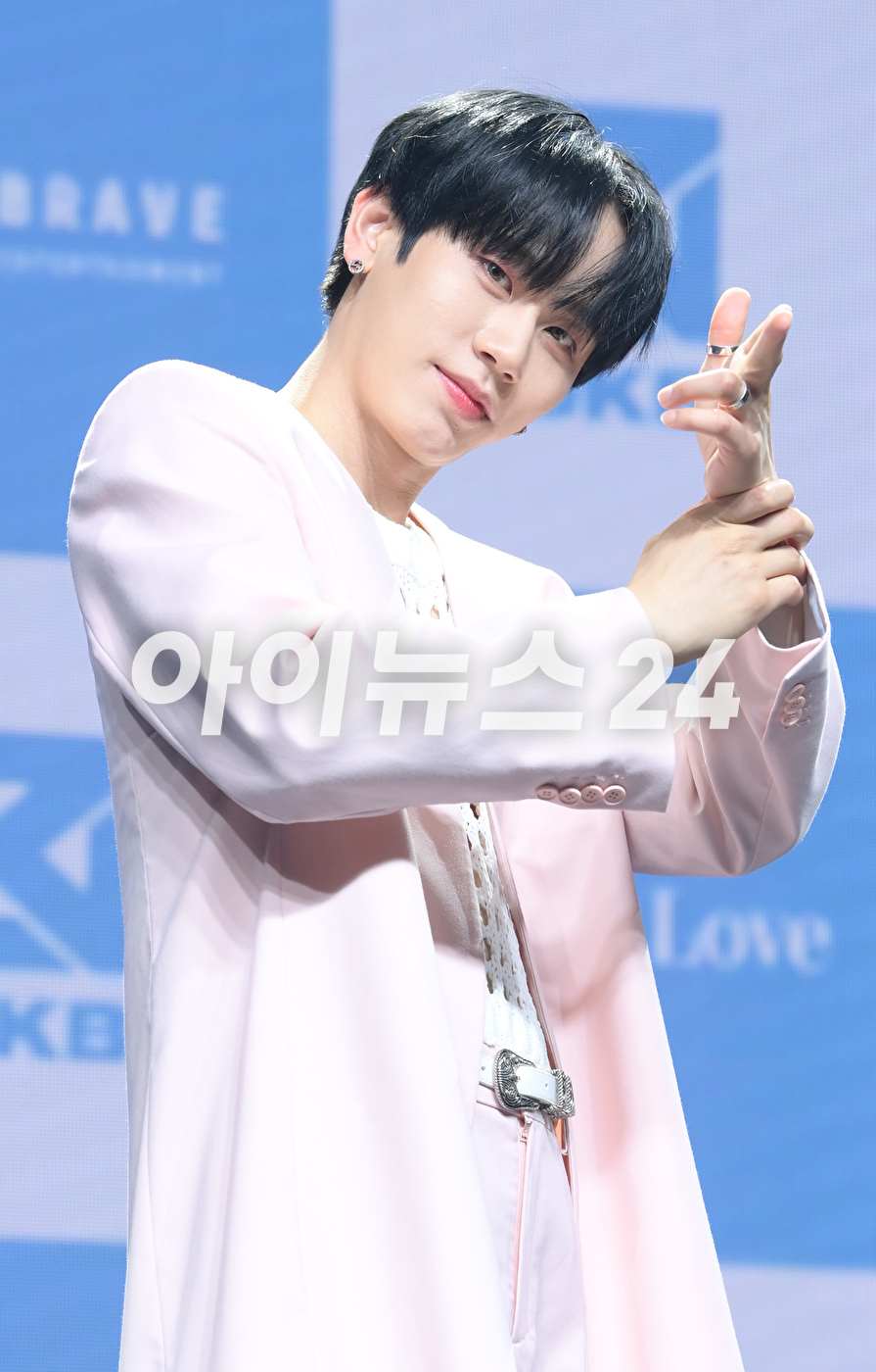 그룹 다크비(DKB) 테오가 14일 오후 서울 서교동 신한카드pLay스퀘어 라이브홀에서 다크비 여섯 번째 미니앨범 '아이 니드 러브(I Need Love)' 발매 기념 쇼케이스에서 포토타임을 갖고 있다. [사진=정소희 기자]