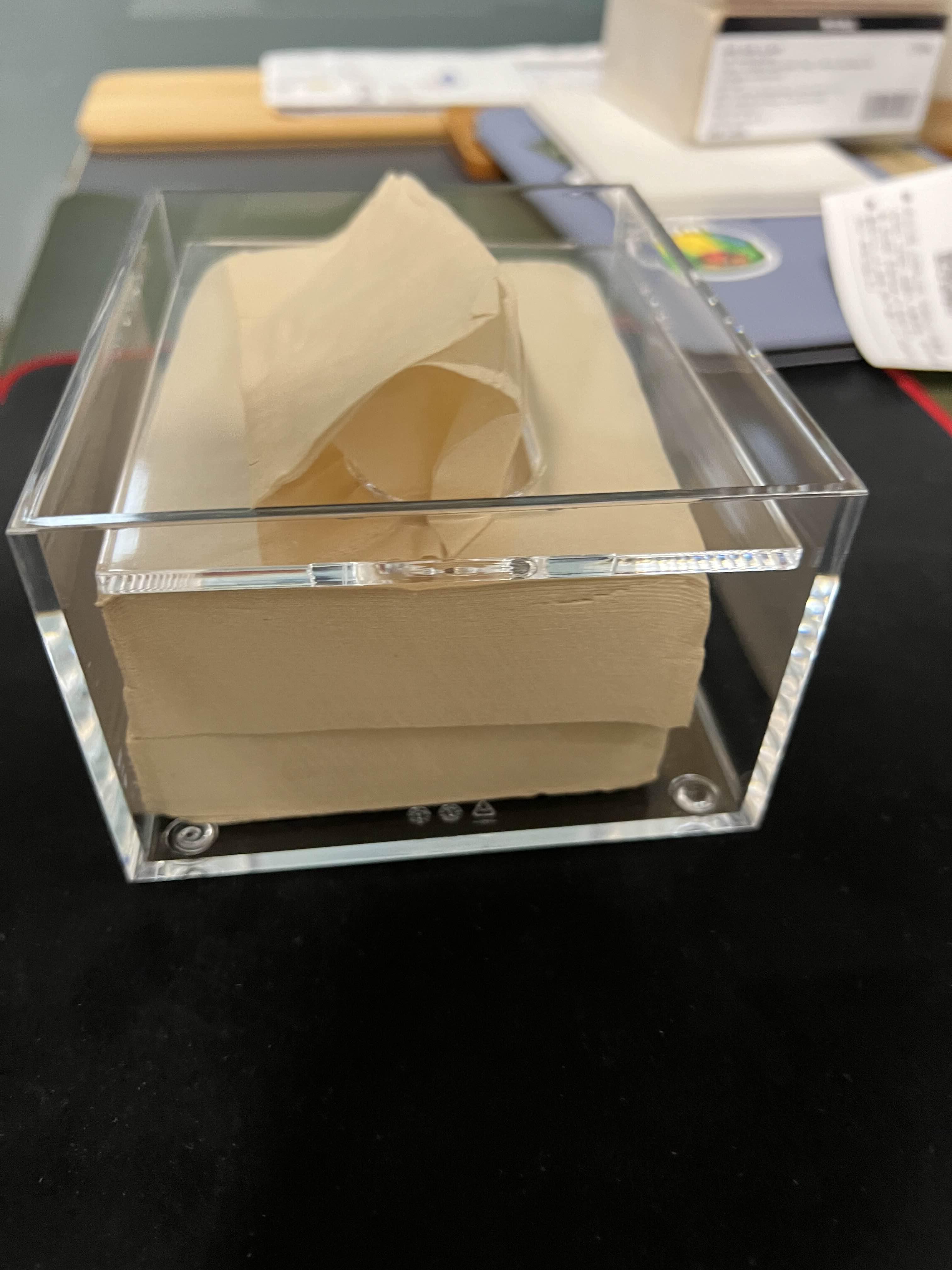 무인양품 아크릴 티슈 케이스에 티슈를 넣어두고 그 옆에서 바라본 모습